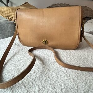 Vintage Leather Coach Shoulder Bag in Putty